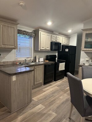 Four à micro-ondes, un four, surface de cuisson, lave-vaisselle