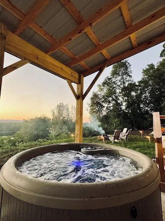 Outdoor spa tub. The Quarry / HOT TUB / Sleeps 5