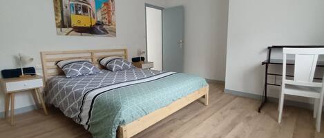 Bügeleisen/Bügelbrett, Reisekinderbett, kostenloses WLAN, Bettwäsche