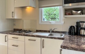 Réfrigérateur, micro-ondes, plaque de cuisson, lave-vaisselle