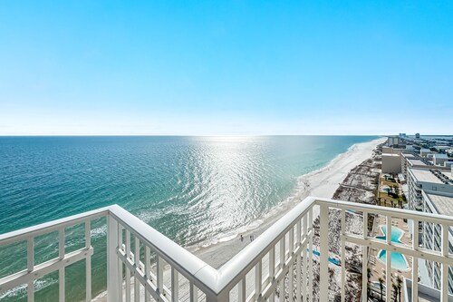 BEACHFRONT ESCAPE, CORNER BALCONY, ALL THE AMENITIES!