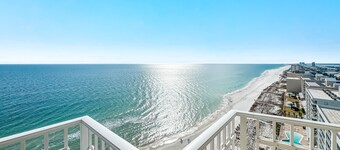 BEACHFRONT ESCAPE, CORNER BALCONY, ALL THE AMENITIES!