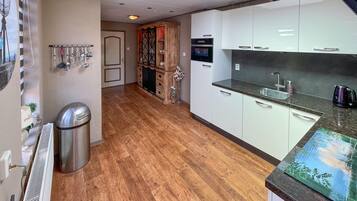 Kjøleskap, oppvaskmaskin og kaffetrakter/tekoker