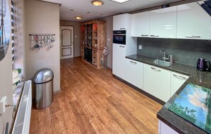 Fridge, dishwasher, coffee/tea maker