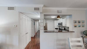 Appart'hôtel, plusieurs lits, balcon, vue jardin (Colony Club C5) | Cuisine privée | Réfrigérateur, micro-ondes, four, plaque de cuisson