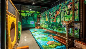A room with a large window, a bed, and a wall with a jungle theme. - Awesome home in Voorthuizen (Voorthuizen)