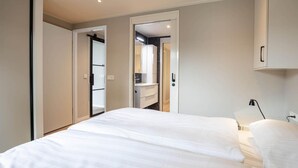 A hotel room with a bed, a bedside table, a mirror, and a wardrobe. - Awesome home in Voorthuizen (Voorthuizen)