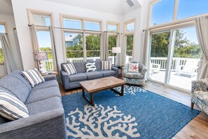 Télévision, cheminée, livres