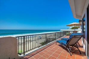 Un balcone con vista sulla spiaggia e sull'oceano.