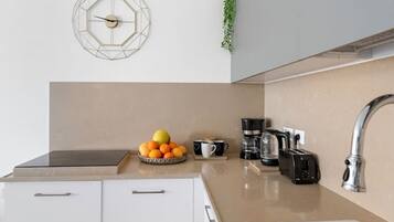 Kühlschrank, Wasserkocher mit Kaffee-/Teezubehör