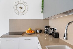 Kühlschrank, Wasserkocher mit Kaffee-/Teezubehör