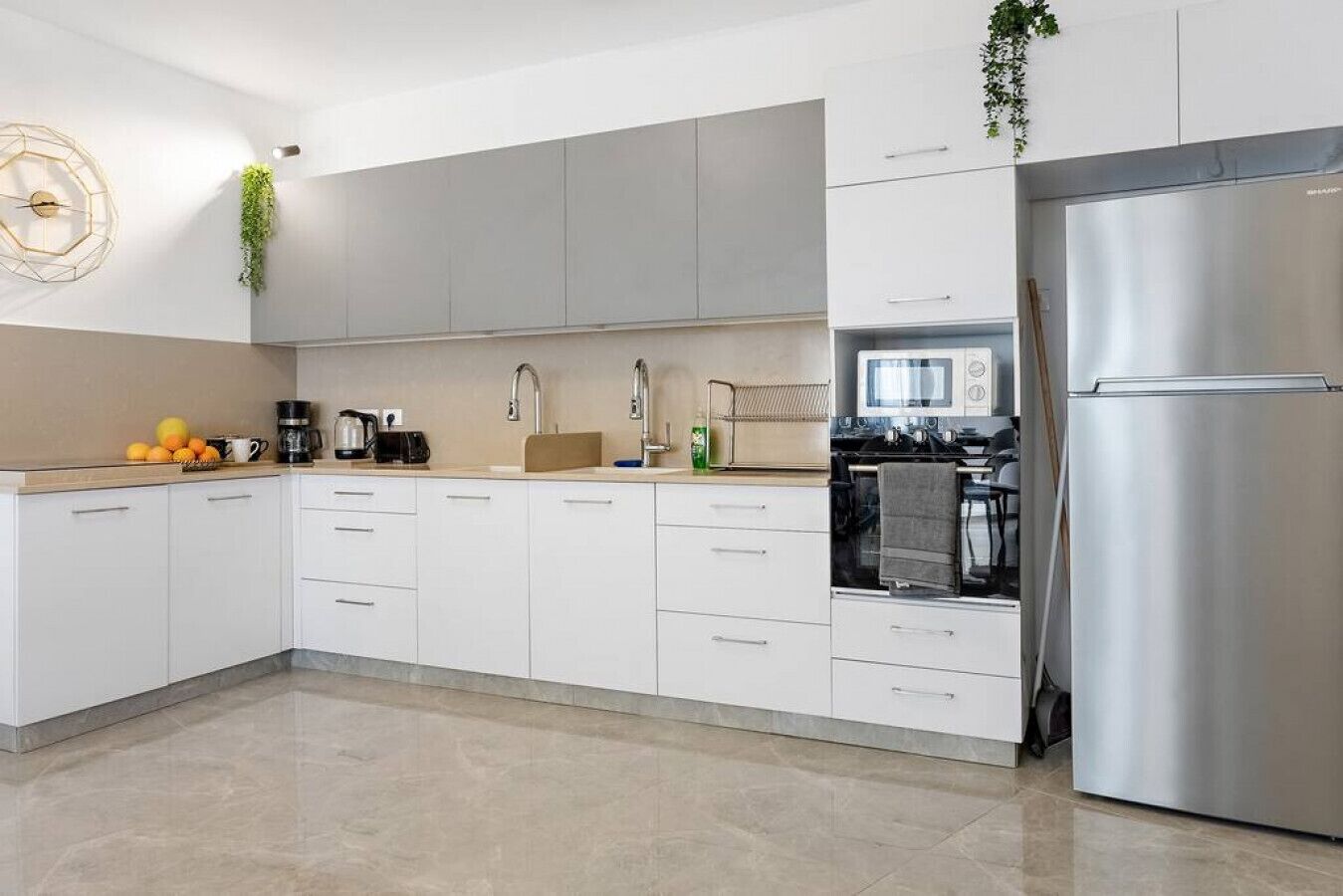 Kühlschrank, Wasserkocher mit Kaffee-/Teezubehör