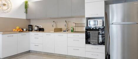 Kühlschrank, Wasserkocher mit Kaffee-/Teezubehör