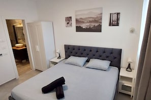 2 bedrooms, desk, iron/ironing board, travel cot