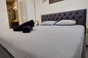 2 Schlafzimmer, Schreibtisch, Bügeleisen/Bügelbrett, Reisekinderbett