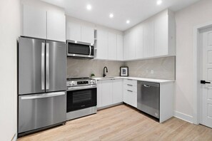 Kylskåp, mikrovågsugn, ugn och spishäll