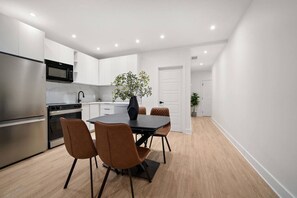 Réfrigérateur, four à micro-ondes, un four, surface de cuisson