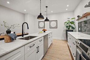 Fridge, microwave, oven, stovetop - Luxury Central Old Port MTL Apt - Notre-Dame (Montréal)