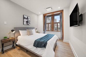 3 bedrooms, iron/ironing board, WiFi, bed sheets - Luxury Central Old Port MTL Apt - Notre-Dame (Montreal)