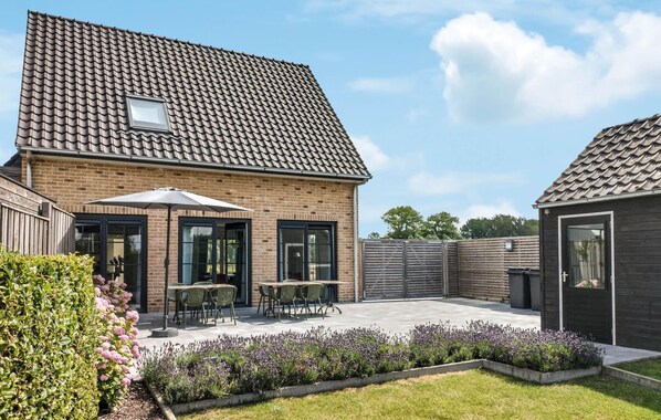 Outdoor dining - Gorgeous home in Cadzand with WiFi (Cadzand)