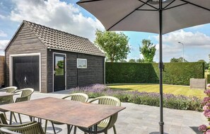 Outdoor dining - Gorgeous home in Cadzand with WiFi (Cadzand)