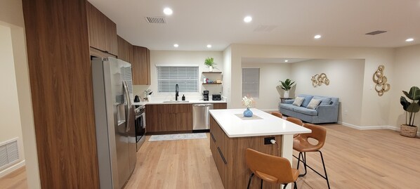 Kylskåp, mikrovågsugn, ugn och spishäll