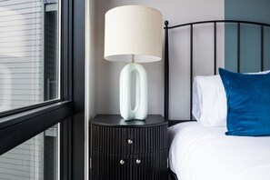 4 chambres, fer et planche à repasser, lit de bébé portatif