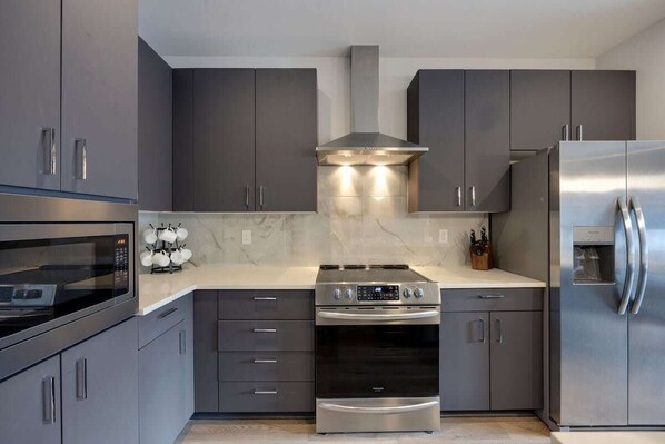 Réfrigérateur, four à micro-ondes, un four, surface de cuisson