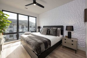 4 bedrooms, iron/ironing board, travel crib, free WiFi - Reverb - Odyssey - Pool & Gym - Heart of Midtown (Nashville)