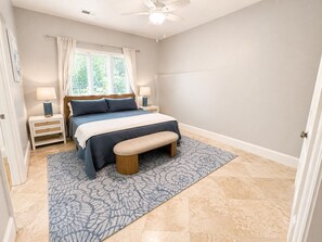 3 habitaciones, tabla de planchar con plancha y cuna de viaje 