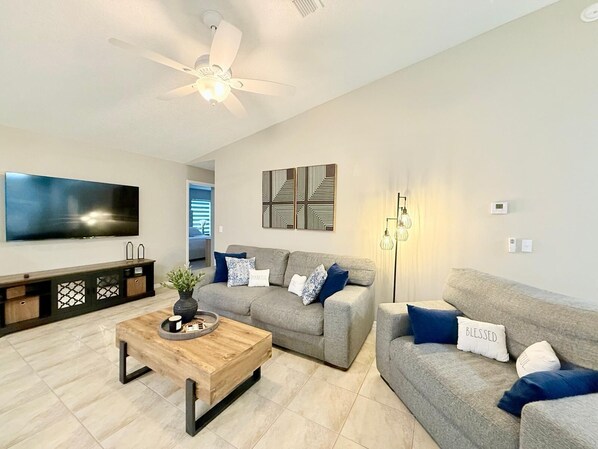 Téléviseur connecté, table de ping-pong, livres