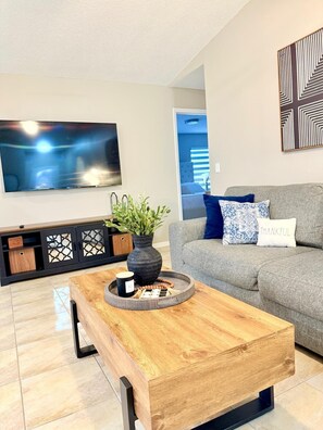 Téléviseur connecté, table de ping-pong, livres