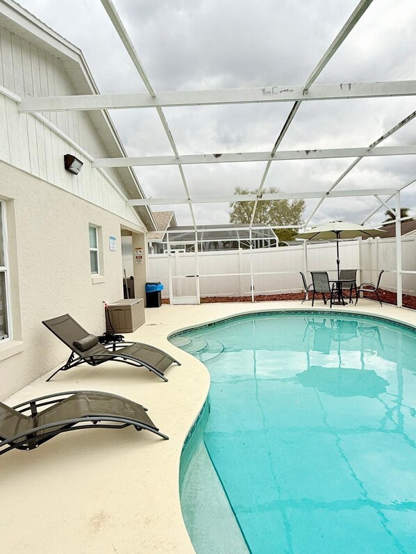 Una piscina al aire libre, una piscina climatizada