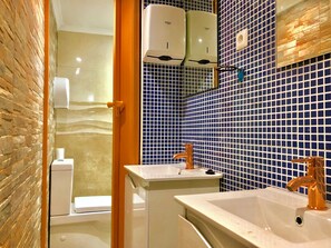 Shared Dormitory, 1 Bedroom, Smoking | Bathroom - Room-charming Lisboa Room to Rent With S (Lisbon)