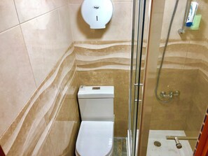 Shared Dormitory, 1 Bedroom, Smoking | Bathroom - Room-charming Lisboa Room to Rent With S (Lisbon)