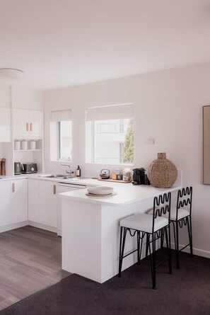 Kühlschrank, Mikrowelle, Herdplatte, Geschirrspüler