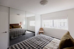 2 bedrooms, iron/ironing board, WiFi