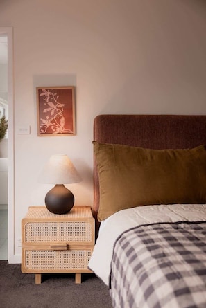 2 bedrooms, iron/ironing board, WiFi - Battery Point Apartment with River Views (Battery Point)