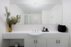 Een haardroger, shampoo, toiletpapier