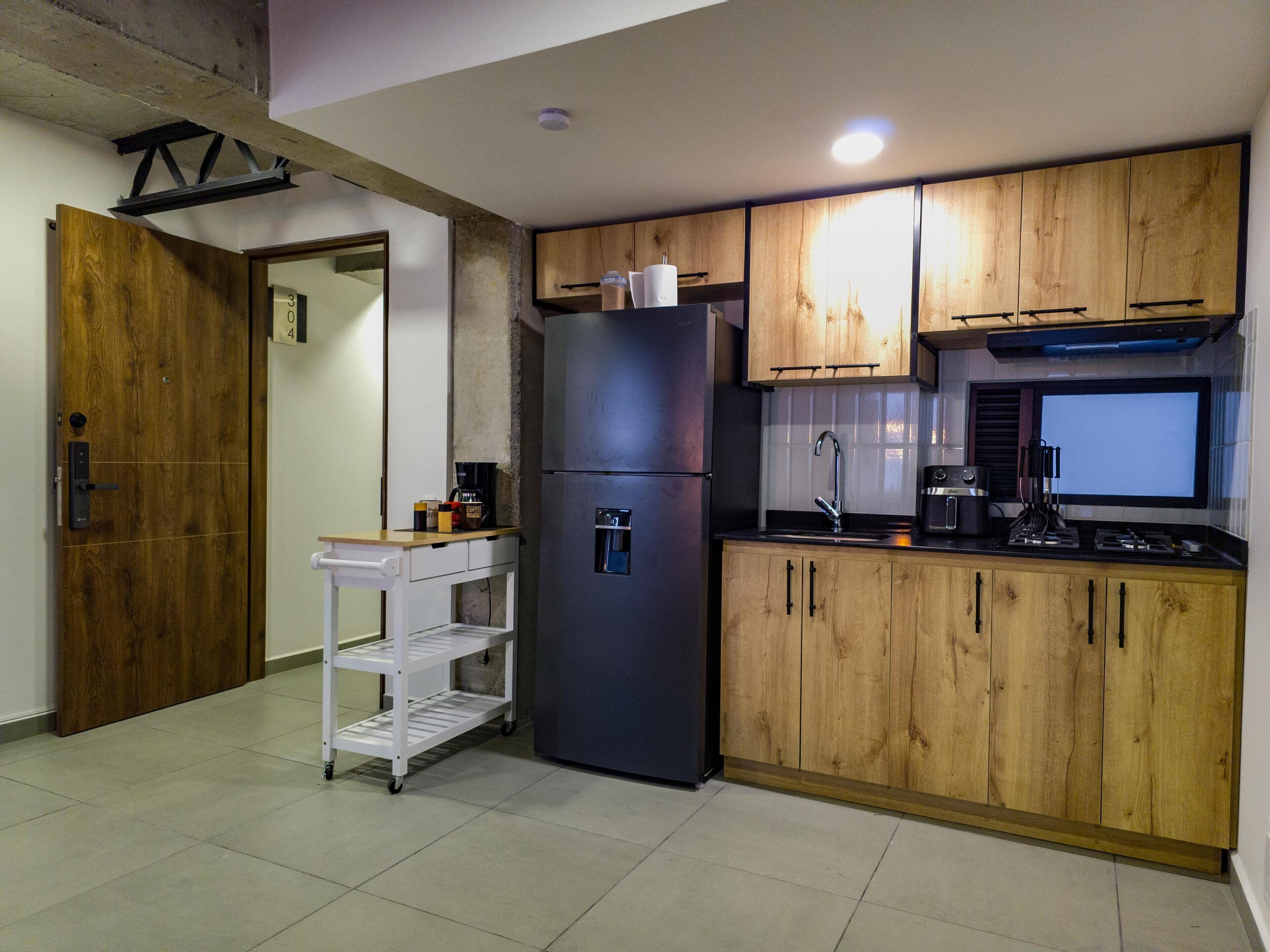 Een kookplaat, een koffiezetapparaat/waterkoker, een blender