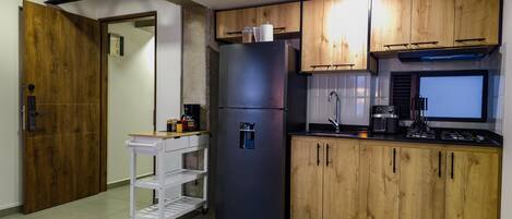 Stovetop, coffee/tea maker, blender, lobster pot