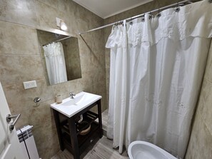 Suihku, hiustenkuivaaja, bidee, pyyhkeet