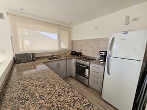 Jääkaappi, mikroaaltouuni, uuni, kahvin-/teenkeitin