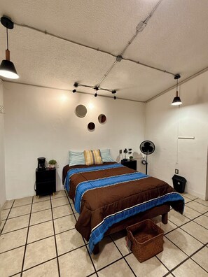 1 soverom, strykejern/-brett, internettilgang og sengetøy