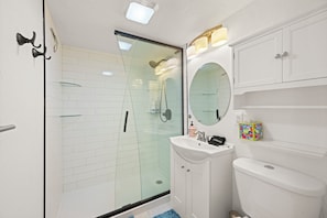 Douche, séchoir à cheveux, serviettes fournies, savon