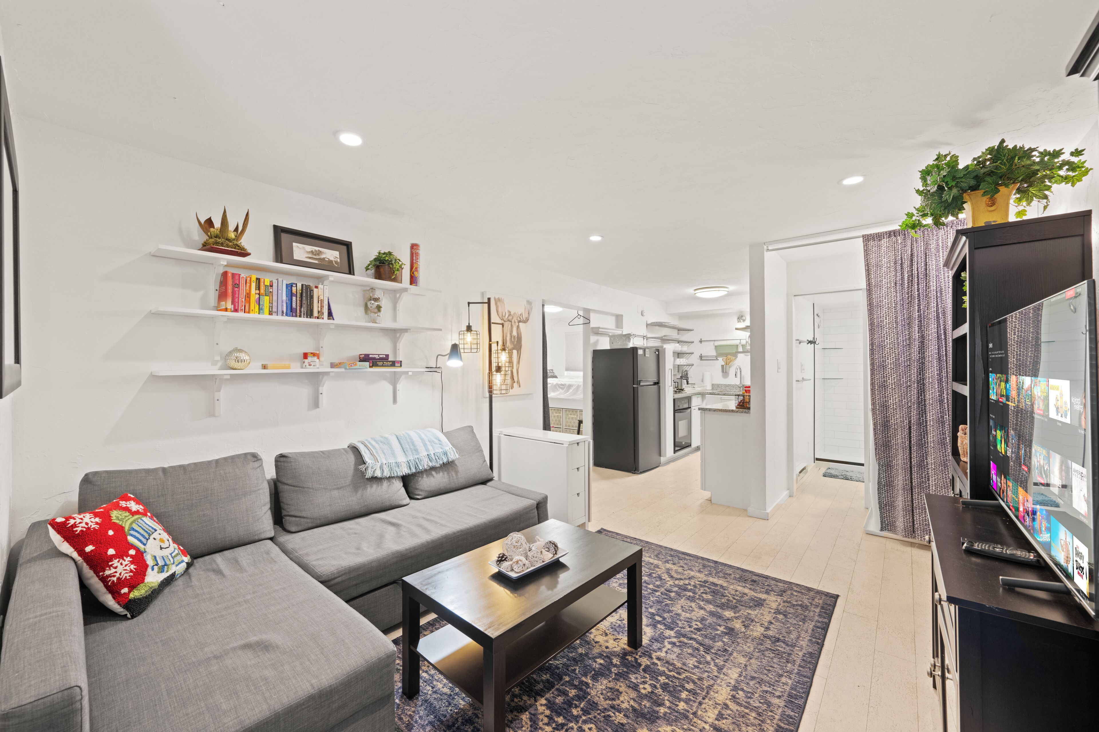 Een smart-tv en boeken