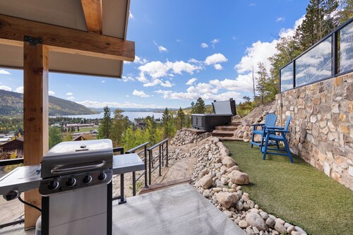 Stunning Unobstructed Lake & Mountain views, Hot Tub, In-Town, 1 mile to RMNP