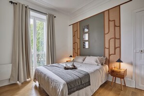 Silitysrauta/-lauta, Wi-Fi, vuodevaatteet