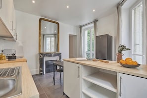 Jääkaappi, mikroaaltouuni, uuni, liesi