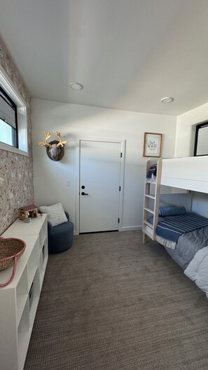 2 bedrooms, iron/ironing board, bed sheets